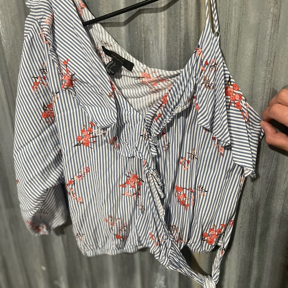 FOREVER 21 crop shirt